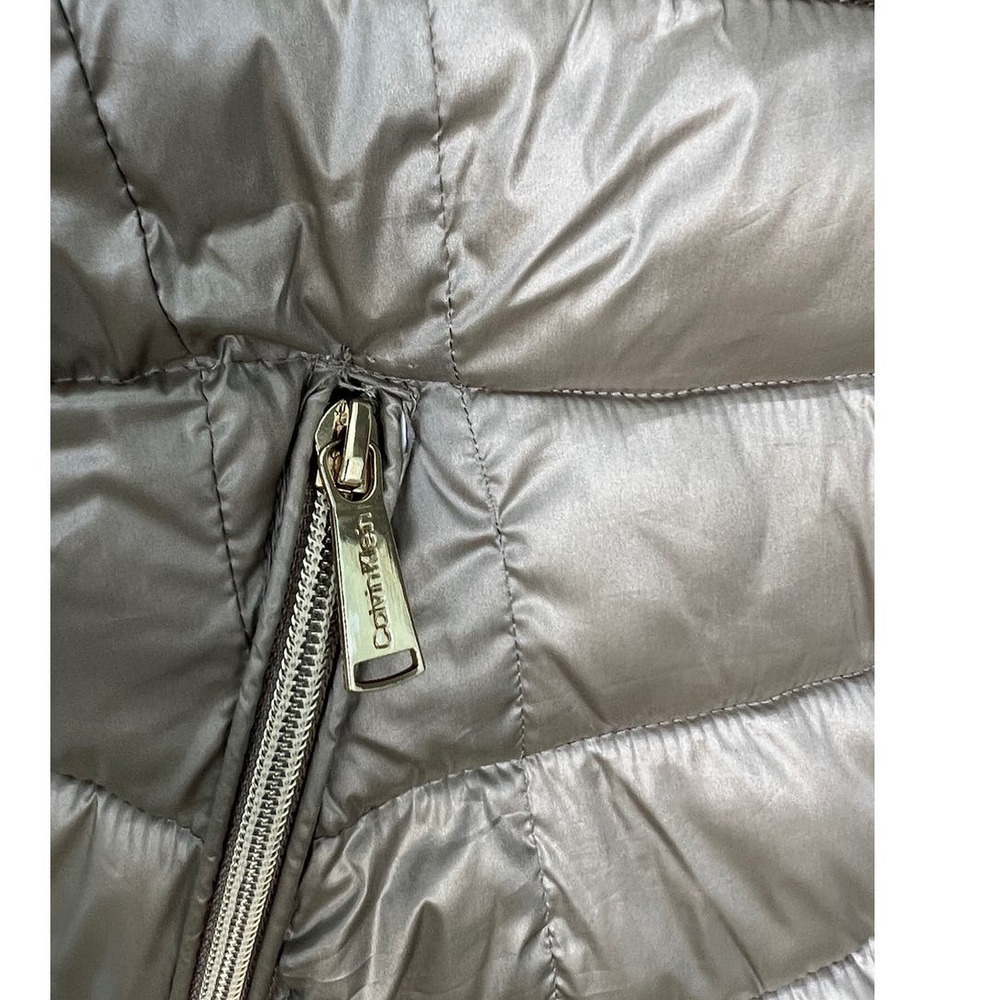 Calvin Klein Sleeveless Silver Vegan Puffer Vest - Size Medium - Picture 5 of 9